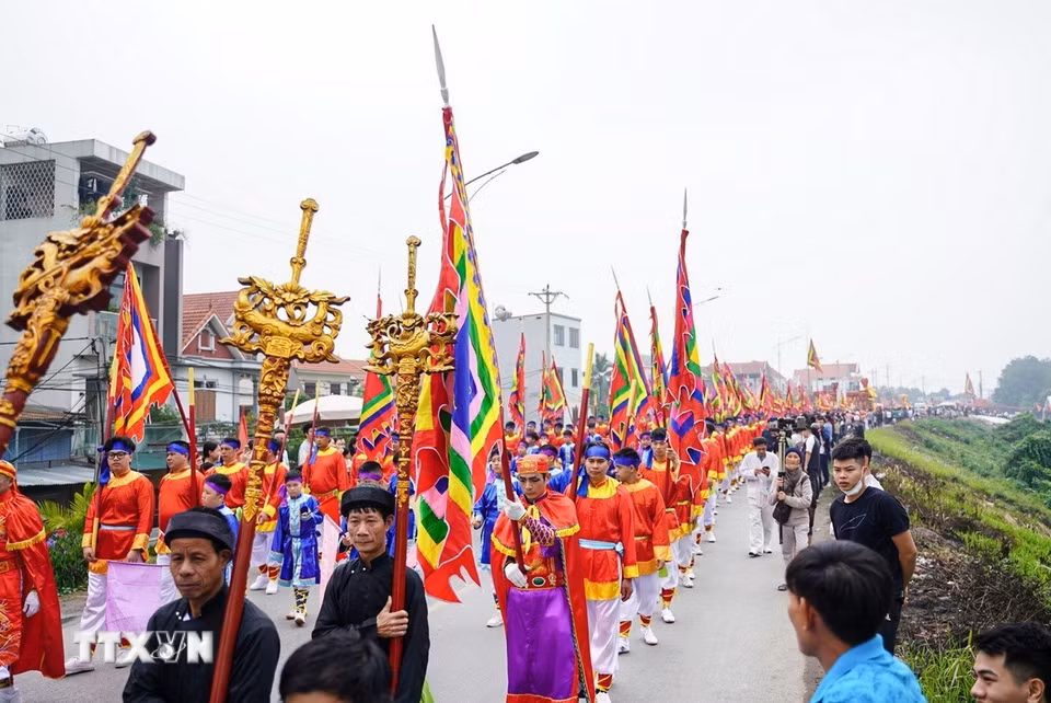Đám rước văn Hội Giá được tổ chức hàng năm vào ngày 10 tháng 3 (âm lịch) nhằm tưởng nhớ công lao của Tướng công Lý Phục Man, người làng Giá có công giúp vua Lý Nam Đế (542) đánh đuổi ngoại xâm dựng lên nhà nước Vạn Xuân. (Ảnh: Khánh Hòa/TTXVN)