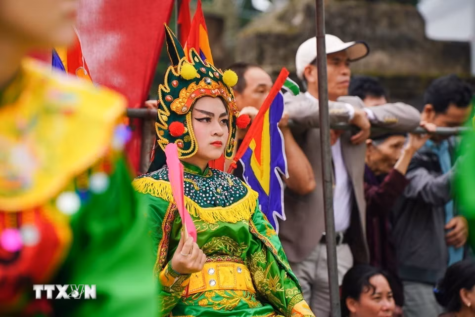 Cờ người đuợc tuyển chọn từ các nam thanh nữ tú trong làng và chưa lập gia đình. (Ảnh: Khánh Hòa/TTXVN)