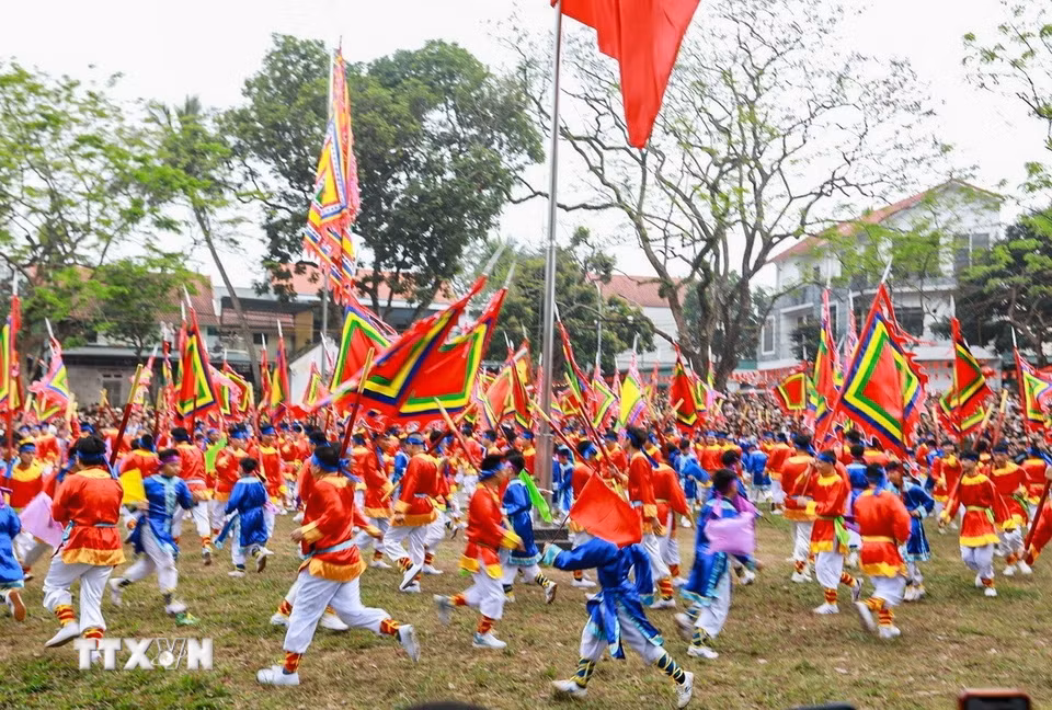 Nghiềm quân là trò diễn tái hiện tài đánh trận của tướng quân Lý Phục Man với giặc Lương khi giúp Lý Nam Đế lập nước. Theo hiệu trống thúc, quân nghiềm sẽ đi từ trong Quán Giá ra sân rồi di chuyển vòng tròn, từ ngoài vào trong tạo nên những vòng xoáy, càng vào trong quân nghiềm càng di chuyển với tốc độ cao rồi hô to, tạo nên âm thanh vang xa hùng tráng. (Ảnh: Khánh Hòa/TTXVN)