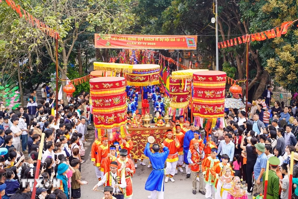 Đám rước văn Hội Giá được tổ chức hàng năm vào ngày 10 tháng 3 (âm lịch) nhằm tưởng nhớ công lao của Tướng công Lý Phục Man, người làng Giá có công giúp vua Lý Nam Đế (542) đánh đuổi ngoại xâm dựng lên nhà nước Vạn Xuân. (Ảnh: Khánh Hoà/TTXVN)
