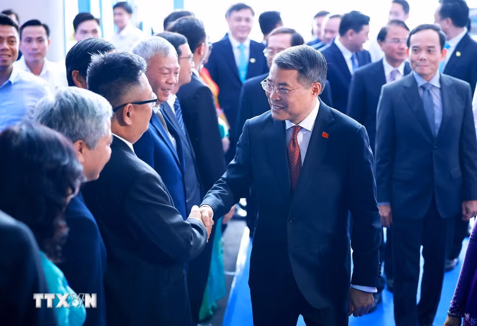 Thủ tướng Lê Minh Hưng đến dự Lễ khai khóa Đại học Quốc gia Thành phố Hồ Chí Minh năm 2026. (Ảnh: Dương Giang/TTXVN)