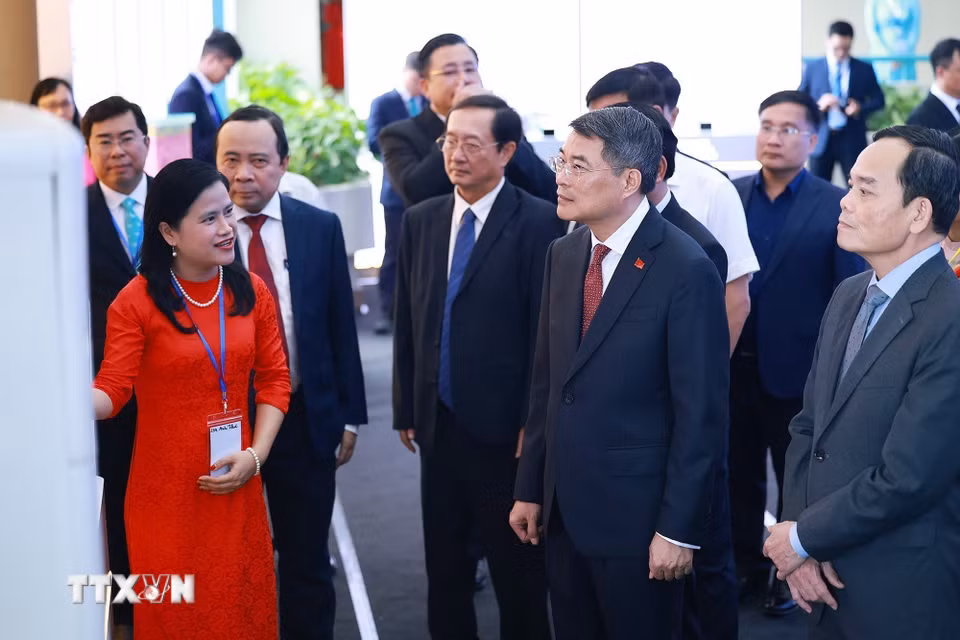 Thủ tướng Lê Minh Hưng tham quan trưng bày sản phẩm nghiên cứu, sáng tạo của Đại học Quốc gia Thành phố Hồ Chí Minh năm 2026. (Ảnh: Dương Giang/TTXVN)