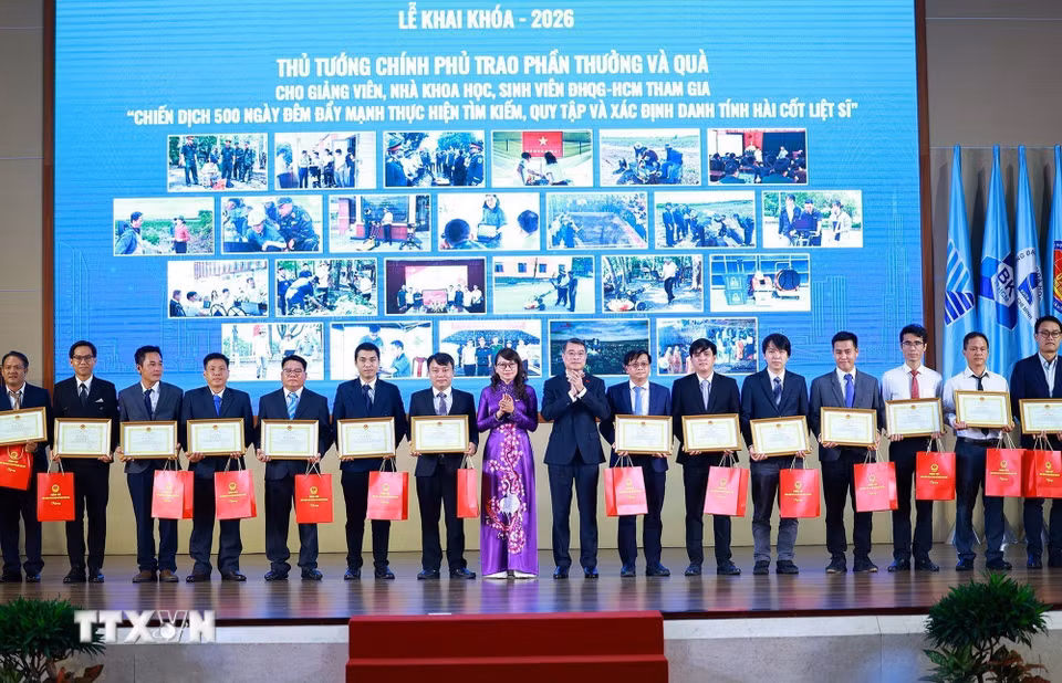 Thủ tướng Lê Minh trao quà cho giảng viên, sinh viên Đại học Quốc gia Thành phố Hồ Chí Minh tham gia “Chiến dịch 500 ngày đêm đẩy mạnh thực hiện tìm kiếm, quy tập và xác định danh tính hài cốt liệt sỹ”. (Ảnh: Dương Giang/TTXVN)