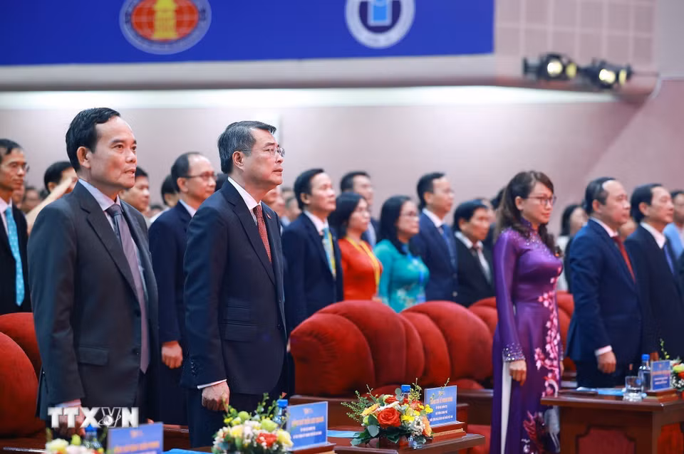 Thủ tướng Lê Minh Hưng và các đại biểu dự Lễ khai khóa Đại học Quốc gia Thành phố Hồ Chí Minh năm 2026. (Ảnh: Dương Giang/TTXVN)