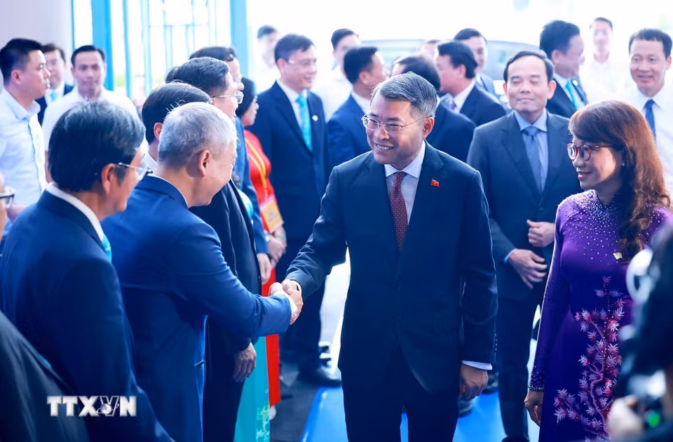 Thủ tướng Lê Minh Hưng đến dự Lễ khai khóa Đại học Quốc gia Thành phố Hồ Chí Minh năm 2026. (Ảnh: Dương Giang/TTXVN)