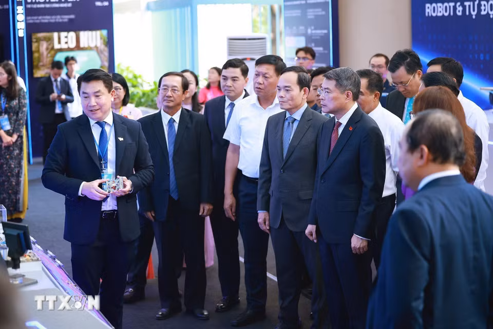 Thủ tướng Lê Minh Hưng tham quan trưng bày sản phẩm nghiên cứu, sáng tạo của Đại học Quốc gia Thành phố Hồ Chí Minh năm 2026. (Ảnh: Dương Giang/TTXVN)