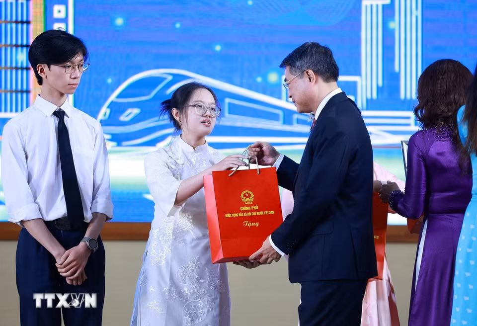 Thủ tướng Lê Minh trao quà cho sinh viên thủ khoa tốt nghiệp Đại học năm 2025-2026 và thủ khoa tuyển sinh năm 2026. (Ảnh: Dương Giang/TTXVN)