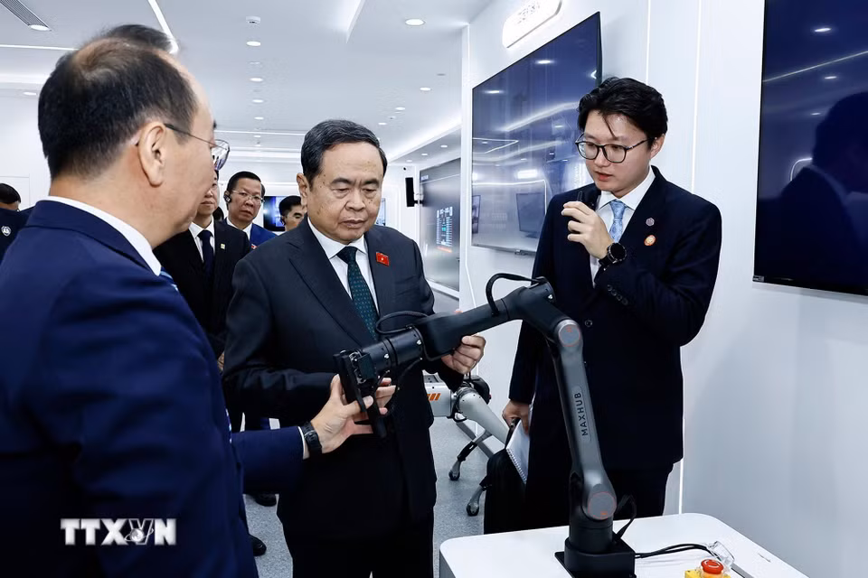 Chủ tịch Quốc hội Trần Thanh Mẫn tham quan, tìm hiểu sản phẩm màn hình tương tác ứng dụng công nghệ AI trong các lĩnh vực tại Tập đoàn CVTE, Khu kinh tế Diệc Trang. (Ảnh: Doãn Tấn/TTXVN)