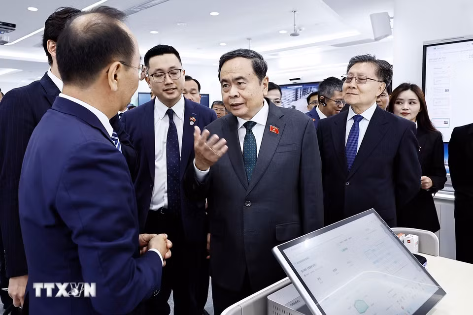 Chủ tịch Quốc hội Trần Thanh Mẫn tham quan, tìm hiểu sản phẩm màn hình tương tác ứng dụng công nghệ AI trong các lĩnh vực tại Tập đoàn CVTE, Khu kinh tế Diệc Trang. (Ảnh: Doãn Tấn/TTXVN)