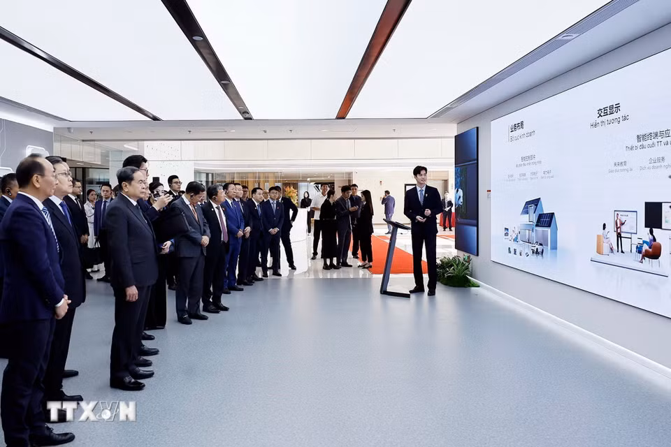 Chủ tịch Quốc hội Trần Thanh Mẫn tham quan, tìm hiểu sản phẩm màn hình tương tác ứng dụng công nghệ AI trong các lĩnh vực tại Tập đoàn CVTE, Khu kinh tế Diệc Trang. (Ảnh: Doãn Tấn/TTXVN)