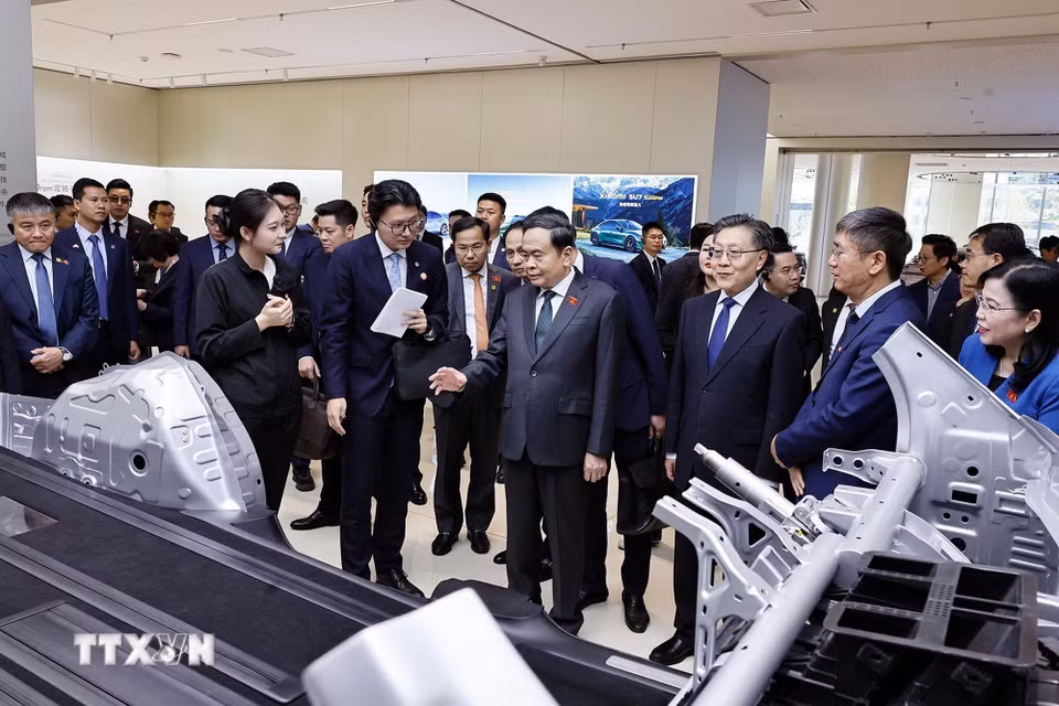 Chủ tịch Quốc hội Trần Thanh Mẫn tham quan khu trưng bày sản phẩm xe điện Xiaomi và giới thiệu các công nghệ chính của Siêu nhà máy xe điện Xiaomi tại Khu kinh tế Diệc Trang. (Ảnh: Doãn Tấn/TTXVN)