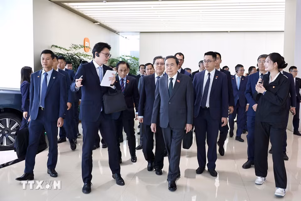 Chủ tịch Quốc hội Trần Thanh Mẫn thăm Siêu nhà máy xe điện Xiaomi tại Khu kinh tế Diệc Trang. (Ảnh: Doãn Tấn/TTXVN)