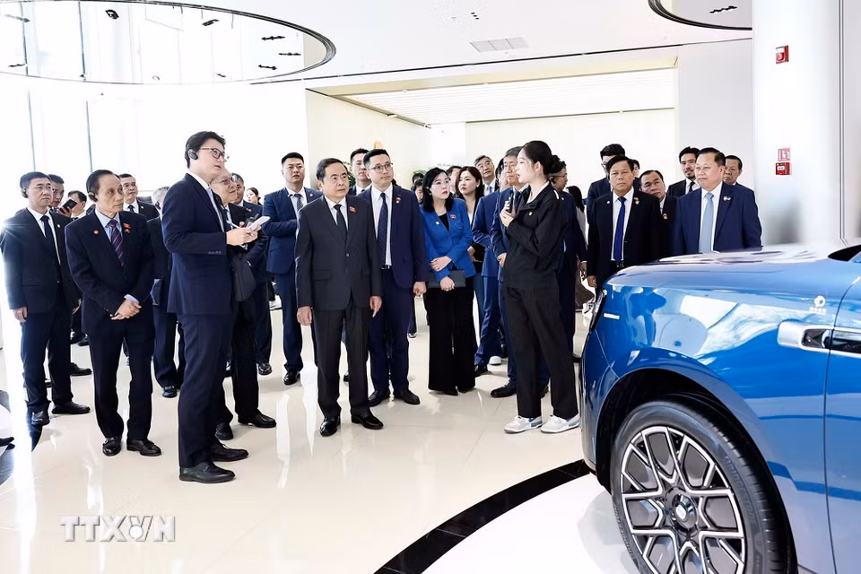 Chủ tịch Quốc hội Trần Thanh Mẫn thăm Siêu nhà máy xe điện Xiaomi tại Khu kinh tế Diệc Trang. (Ảnh: Doãn Tấn/TTXVN)