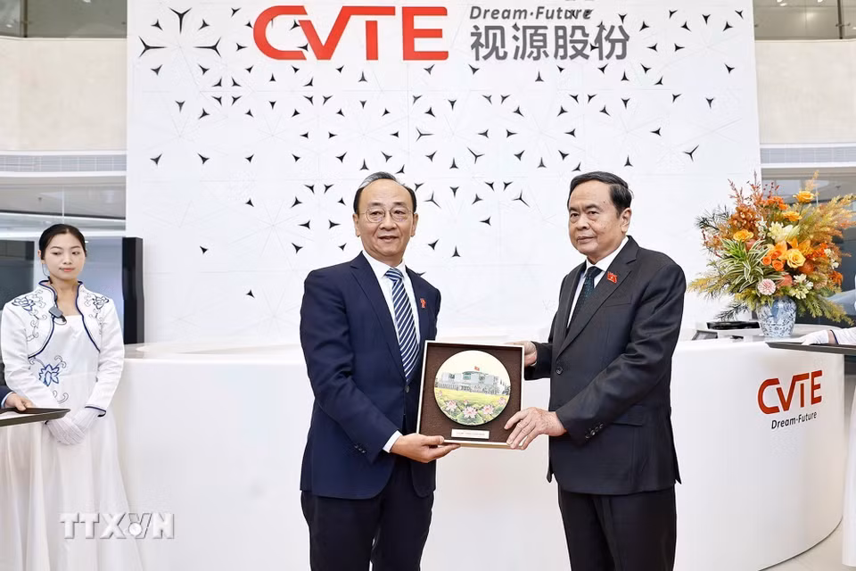 Chủ tịch Quốc hội Trần Thanh Mẫn tặng quà lưu niệm cho lãnh đạo Tập đoàn CVTE. (Ảnh: Doãn Tấn/TTXVN)