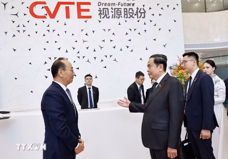 Chủ tịch Quốc hội Trần Thanh Mẫn thăm Tập đoàn CVTE tại Khu kinh tế Diệc Trang, thủ đô Bắc Kinh. (Ảnh: Doãn Tấn/TTXVN)