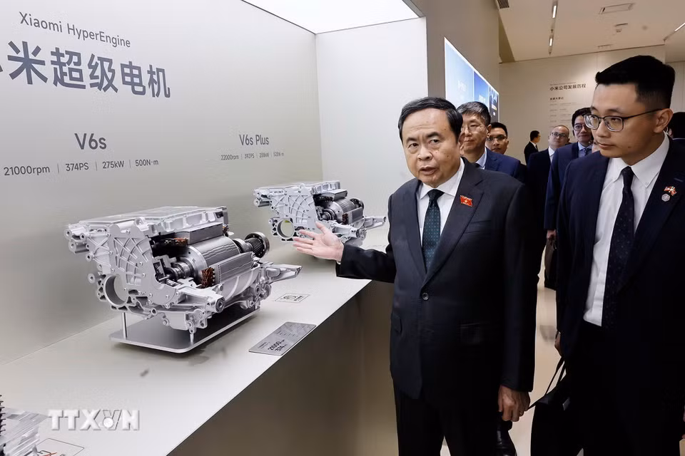 Chủ tịch Quốc hội Trần Thanh Mẫn tham quan khu trưng bày sản phẩm xe điện Xiaomi và giới thiệu các công nghệ chính của Siêu nhà máy xe điện Xiaomi tại Khu kinh tế Diệc Trang. (Ảnh: Doãn Tấn/TTXVN)