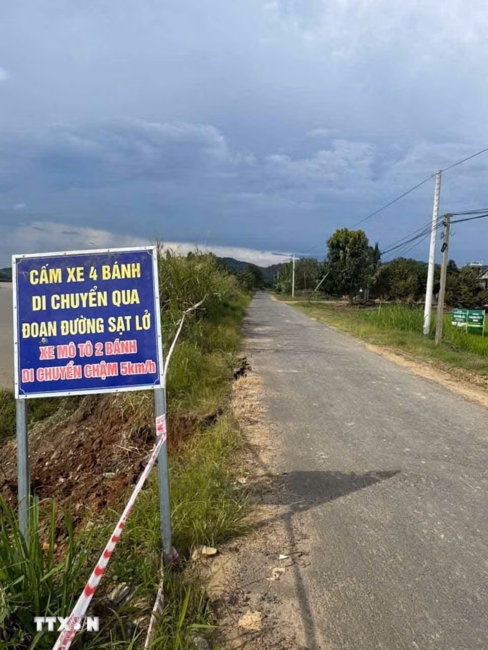 Tình trạng sạt lờ bờ sông Krông Nô rất nghiêm trọng, nhiều đoạn đã sạt vào tới mặt đường nhựa, Ủy ban Nhân dân xã Nam Ka đã rào chắn và gắn biển cảnh báo, cấm xe 4 bánh đi qua những đoạn đường nguy hiểm men theo bờ sông. (Ảnh: Kha Phạm/TTXVN)