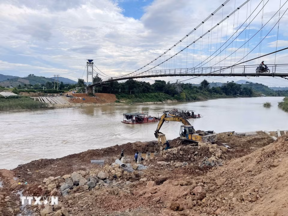 Khu vực mố chân cầu Đức Xuyên đang được nỗ lực gia cố nhằm đảm bảo việc đi lại của người dân. (Ảnh: Kha Phạm/TTXVN)