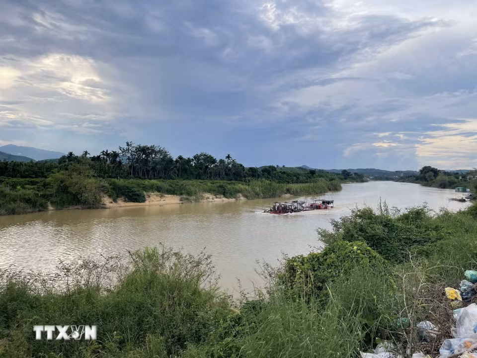 Một đoạn sông Krông Nô đi qua xã Nam Ka thường xuyên bị sạt lở vì nhiều nguyên nhân, trong đó có nguyên nhân lòng sông chịu cảnh khai thác cát liên tục quá mức, trong khi nguồn cát bổ sung bị chặn lại phía thượng nguồn hồ thủy điện. (Ảnh: Kha Phạm/TTXVN)