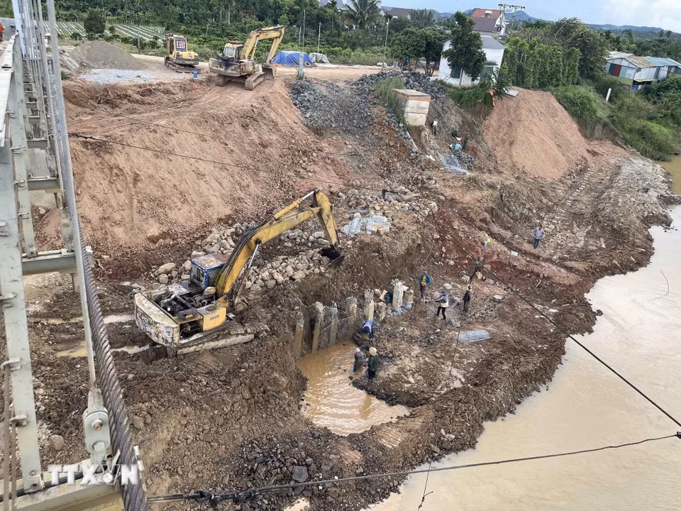 Hoạt động phức tạp dưới lòng sông Krông Nô gây sạt lở nghiêm trọng kéo dài nhiều năm, trong đó có khu vực chân cầu Đức Xuyên nối 2 bờ sông. (Ảnh: Kha Phạm/TTXVN)