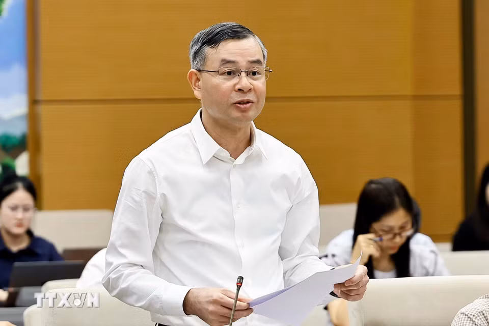Bộ trưởng Bộ Tài chính Ngô Văn Tuấn trình bày tóm tắt tờ trình. (Ảnh: Doãn Tấn/TTXVN)