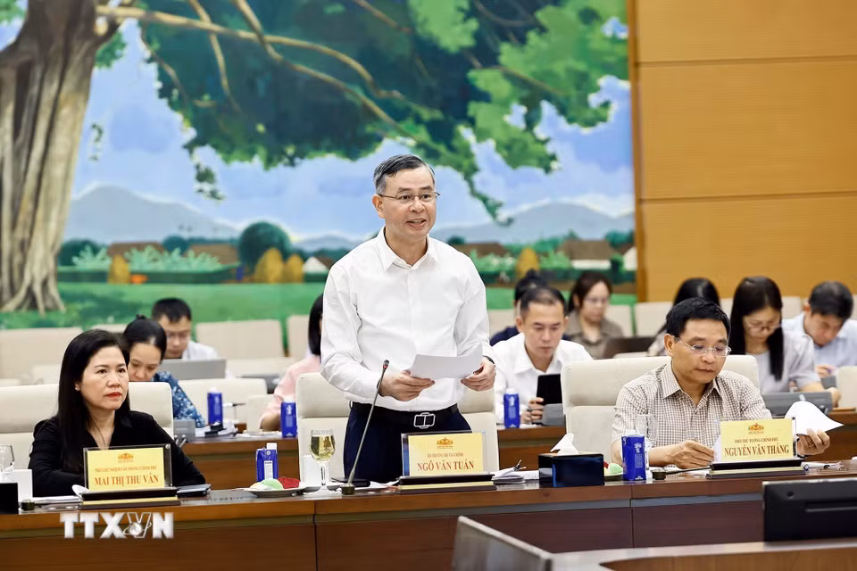 Bộ trưởng Bộ Tài chính Ngô Văn Tuấn trình bày tóm tắt tờ trình. (Ảnh: Doãn Tấn/TTXVN)