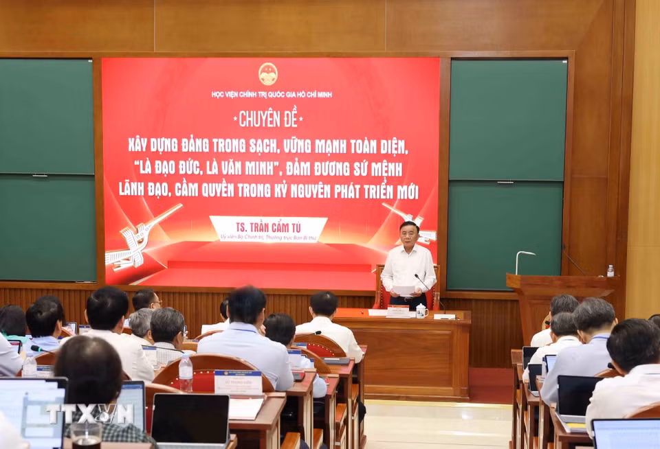 Đồng chí Trần Cẩm Tú, Ủy viên Bộ Chính trị, Thường trực Ban Bí thư truyền đạt Chuyên đề “Xây dựng Đảng trong sạch, vững mạnh toàn diện, “Là đạo đức, là văn minh” đảm đương sứ mệnh lãnh đạo, cầm quyền trong Kỷ nguyên phát triển mới” với các học viên Lớp bồi dưỡng, cập nhật kiến thức đối với Ủy viên Ban Chấp hành Trung ương Đảng khóa XIV (Lớp thứ nhất). (Ảnh: Phương Hoa/TTXVN)