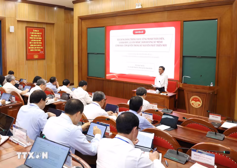 Đồng chí Trần Cẩm Tú, Ủy viên Bộ Chính trị, Thường trực Ban Bí thư truyền đạt Chuyên đề “Xây dựng Đảng trong sạch, vững mạnh toàn diện, “Là đạo đức, là văn minh” đảm đương sứ mệnh lãnh đạo, cầm quyền trong Kỷ nguyên phát triển mới” với các học viên Lớp bồi dưỡng, cập nhật kiến thức đối với Ủy viên Ban Chấp hành Trung ương Đảng khóa XIV (Lớp thứ nhất). (Ảnh: Phương Hoa/TTXVN)