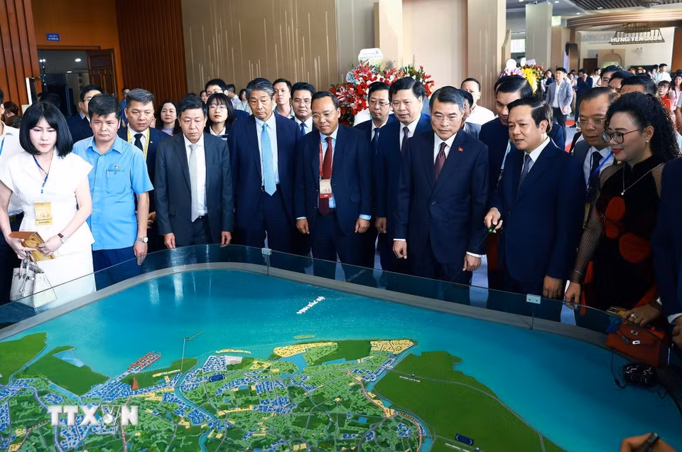 Thủ tướng Lê Minh Hưng xem quy hoạch tỉnh Hưng Yên thời kỳ 2021-2030, tầm nhìn đến năm 2050. (Ảnh: Dương Giang/TTXVN)