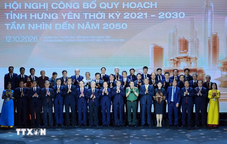 Thủ tướng Lê Minh Hưng với các đại biểu dự Hội nghị công bố Quy hoạch tỉnh Hưng Yên thời kỳ 2021-2030, tầm nhìn đến năm 2050. (Ảnh: Dương Giang/TTXVN)