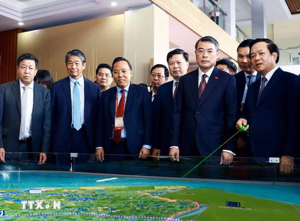 Thủ tướng Lê Minh Hưng xem quy hoạch tỉnh Hưng Yên thời kỳ 2021-2030, tầm nhìn đến năm 2050. (Ảnh: Dương Giang/TTXVN)