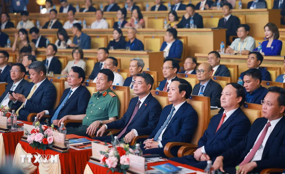 Thủ tướng Lê Minh Hưng và các đại biểu dự Hội nghị công bố Quy hoạch tỉnh Hưng Yên thời kỳ 2021-2030, tầm nhìn đến năm 2050. (Ảnh: Dương Giang/TTXVN)