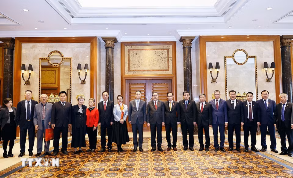 Chủ tịch Quốc hội Trần Thanh Mẫn với các nhân sỹ hữu nghị Trung Quốc. (Ảnh: Doãn Tấn/TTXVN)