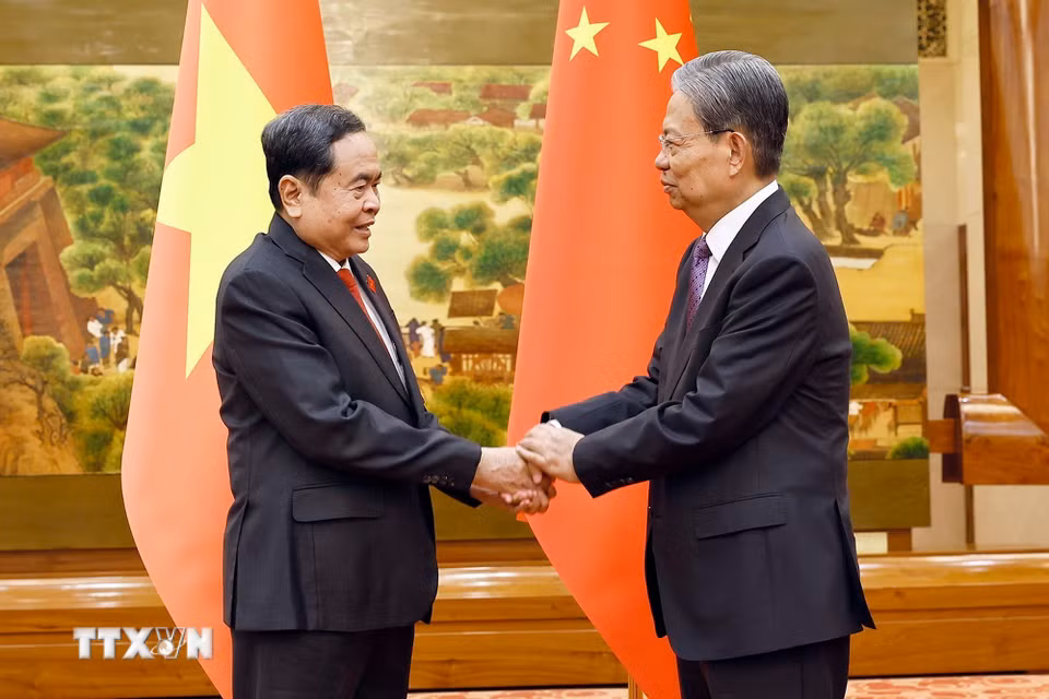 Ủy viên trưởng Ủy ban thường vụ Đại hội Đại biểu Nhân dân toàn quốc Trung Quốc Triệu Lạc Tế đón Chủ tịch Quốc hội Trần Thanh Mẫn. (Ảnh: Doãn Tấn/TTXVN)