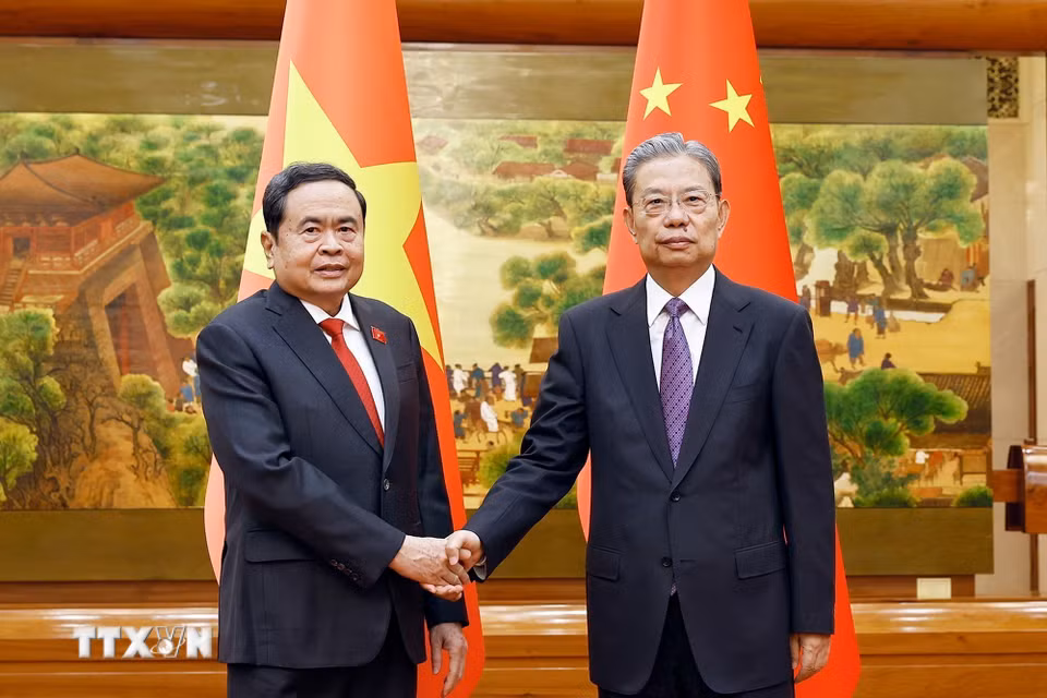 Chủ tịch Quốc hội Trần Thanh Mẫn và Ủy viên trưởng Ủy ban thường vụ Đại hội Đại biểu Nhân dân toàn quốc Trung Quốc Triệu Lạc Tế chụp ảnh chung. (Ảnh: Doãn Tấn/TTXVN)