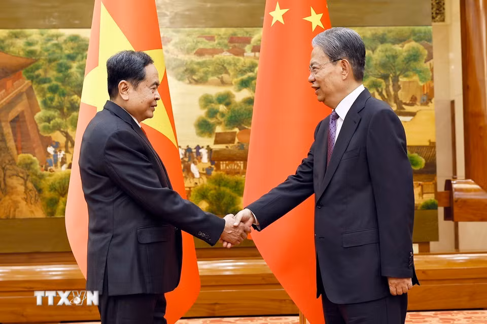 Ủy viên trưởng Ủy ban thường vụ Đại hội Đại biểu Nhân dân toàn quốc Trung Quốc Triệu Lạc Tế đón Chủ tịch Quốc hội Trần Thanh Mẫn. (Ảnh: Doãn Tấn/TTXVN)