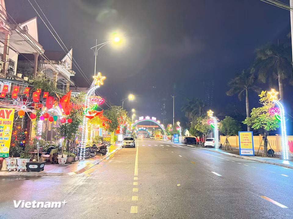 Phố núi Hương Sơn rực rỡ với những cây nêu được trang trí cầu kỳ. (Nguồn: Vietnam+)