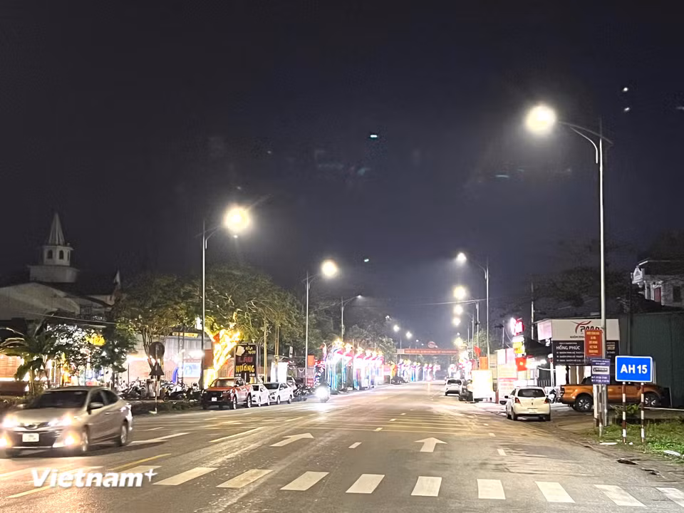 Phố núi Hương Sơn trước thời khắc Giao thừa lung linh và bình yên. (Nguồn: Vietnam+)