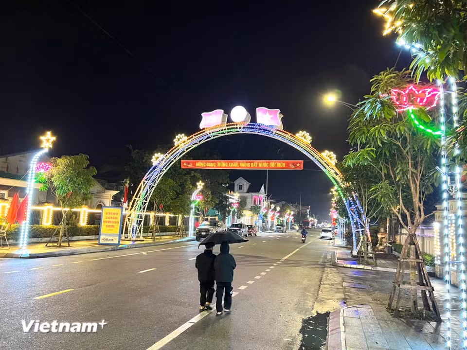 Phố núi Hương Sơn trước thời khắc Giao thừa lung linh và bình yên. (Nguồn: Vietnam+)