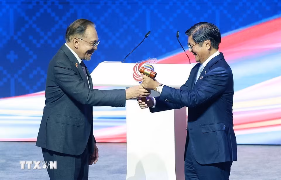 Tổng thống Philippines Ferdinand Marcos Jr. tiếp nhận vai trò Chủ tịch ASEAN 2026 của Philippines từ Thủ tướng Malaysia Anwar Ibrahim, Chủ tịch ASEAN 2025. (Ảnh: Dương Giang/TTXVN)