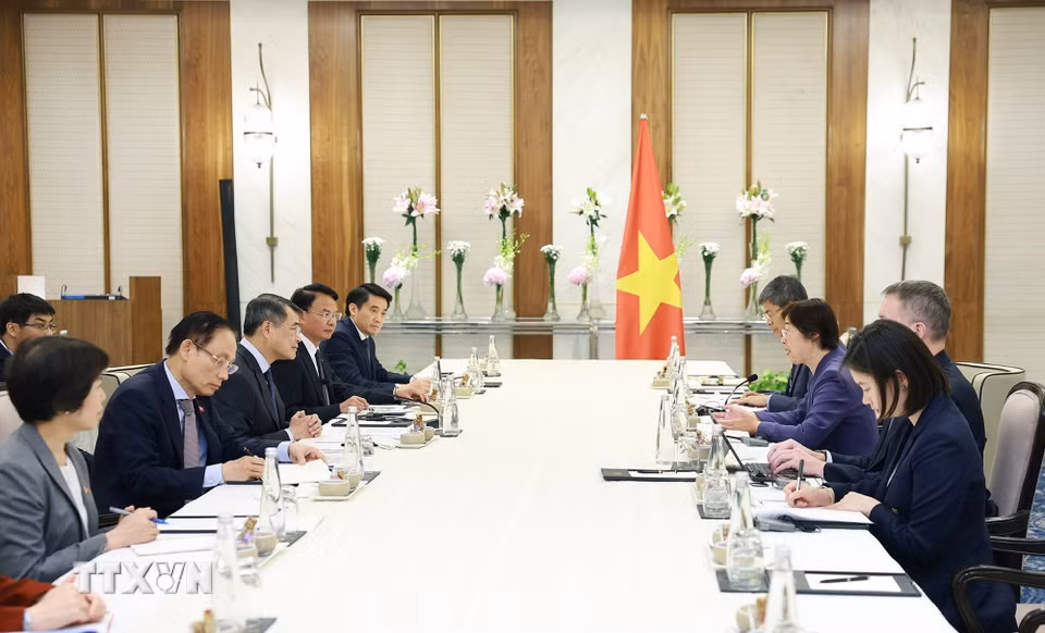 Thủ tướng Lê Minh Hưng tiếp bà Zou Jiayi, Chủ tịch Ngân hàng Đầu tư Cơ sở hạ tầng Châu Á (AIIB). (Ảnh: Dương Giang/TTXVN)