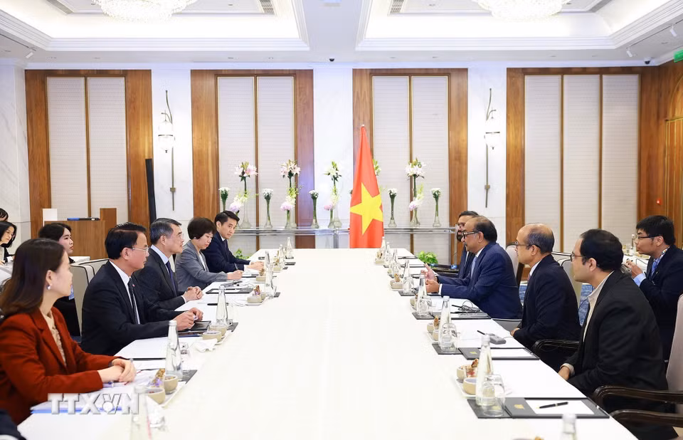 Thủ tướng Lê Minh Hưng tiếp ông Grandhi Mallikarjuna Rao, Chủ tịch Tập đoàn GMR của Ấn Độ. (Ảnh: Dương Giang/TTXVN)