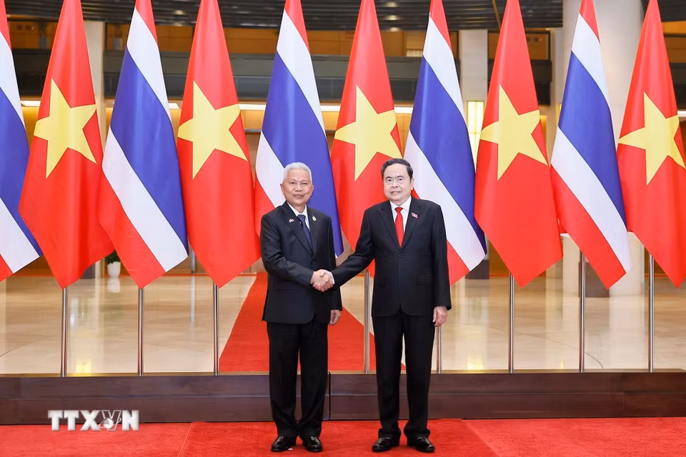 Chủ tịch Quốc hội Trần Thanh Mẫn đón Chủ tịch Quốc hội kiêm Chủ tịch Hạ viện Vương quốc Thái Lan Sophon Zaram. (Ảnh: Doãn Tấn/TTXVN)