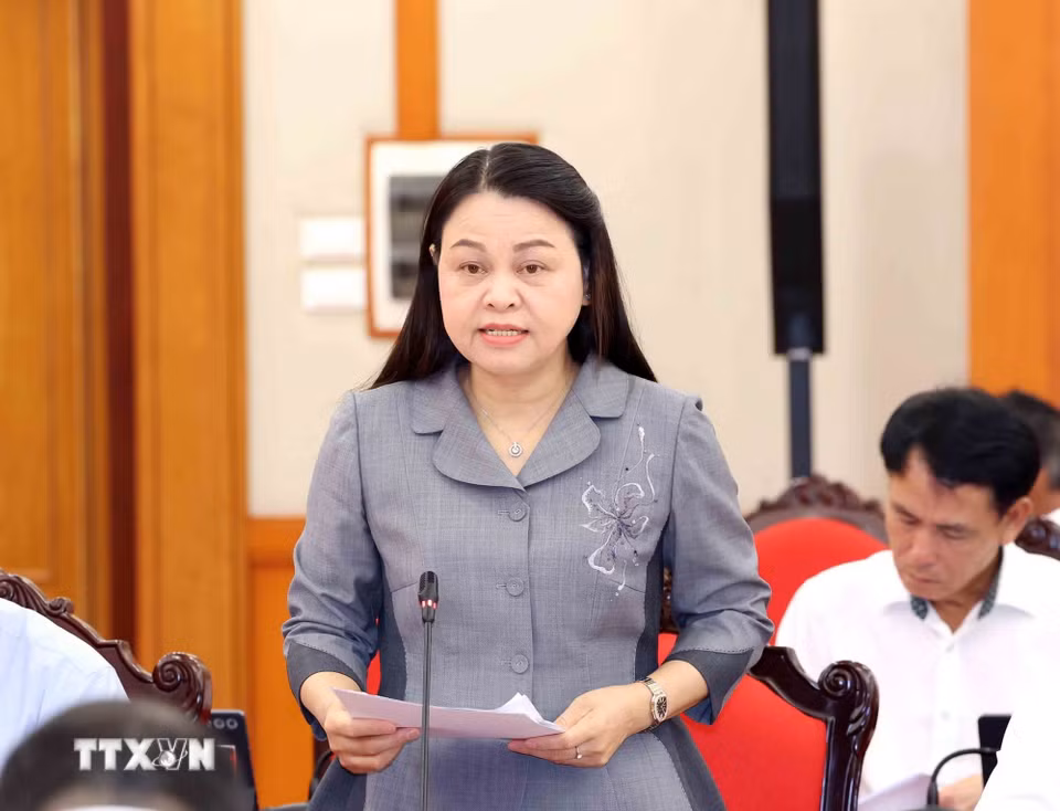 Đồng chí Nguyễn Thị Thu Hà, Ủy viên Trung ương Đảng, Phó Chánh Văn phòng Thường trực Văn phòng Trung ương Đảng trình bày báo cáo tại hội nghị. (Ảnh: Phương Hoa/TTXVN)
