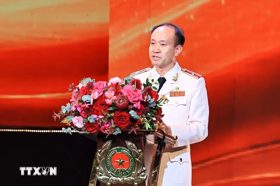 Thiếu tướng Nguyễn Quang Phương, Cục trưởng Cục Cảnh sát điều tra tội phạm về tham nhũng, kinh tế, buôn lậu (Bộ Công an) đọc diễn văn kỷ niệm. (Ảnh: Doãn Tấn/TTXVN)