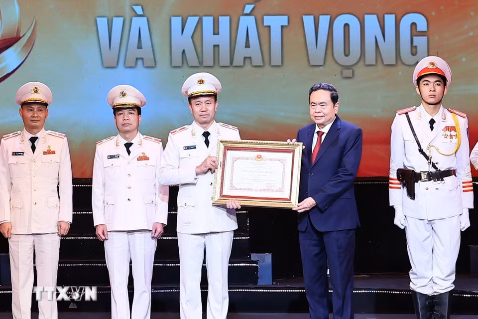 Chủ tịch Quốc hội Trần Thanh Mẫn trao Huân chương Hồ Chí Minh tặng lực lượng Cảnh sát kinh tế. (Ảnh: Doãn Tấn/TTXVN)