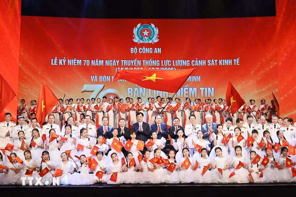 Chủ tịch Quốc hội Trần Thanh Mẫn với đại biểu dự lễ kỷ niệm. (Ảnh: Doãn Tấn/TTXVN)
