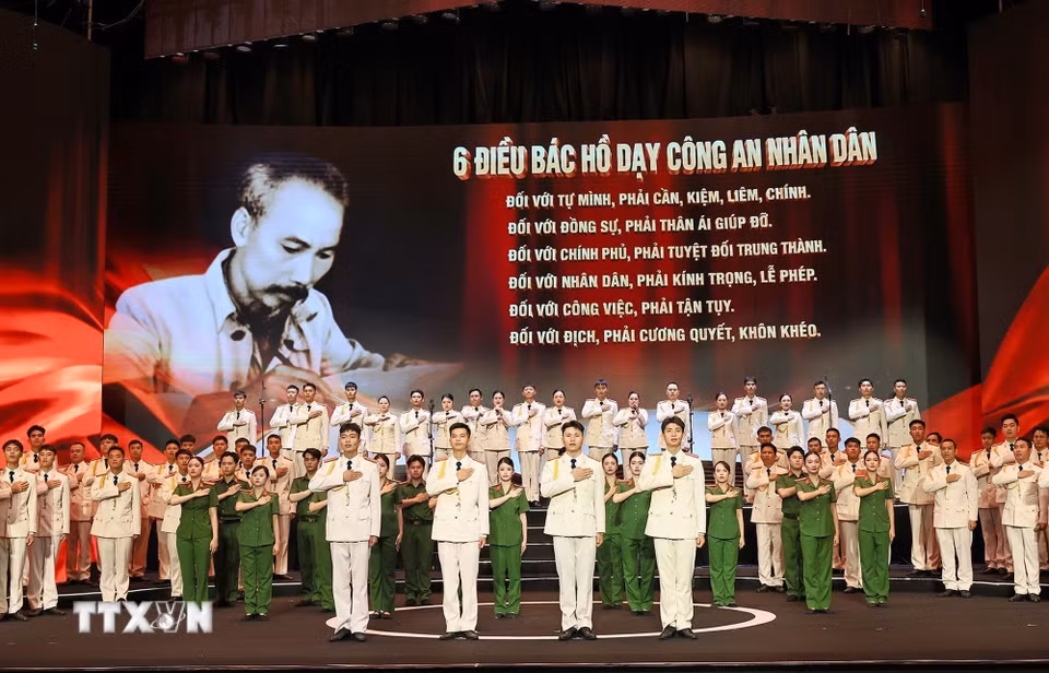 Chương trình nghệ thuật chào mừng lễ kỷ niệm 70 năm Ngày truyền thống lực lượng Cảnh sát kinh tế. (Ảnh: Doãn Tấn/TTXVN)
