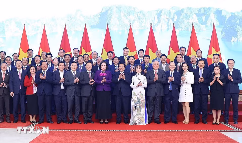 Thủ tướng Phạm Minh Chính với đại diện các ngân hàng thương mại. (Ảnh: Dương Giang/TTXVN)