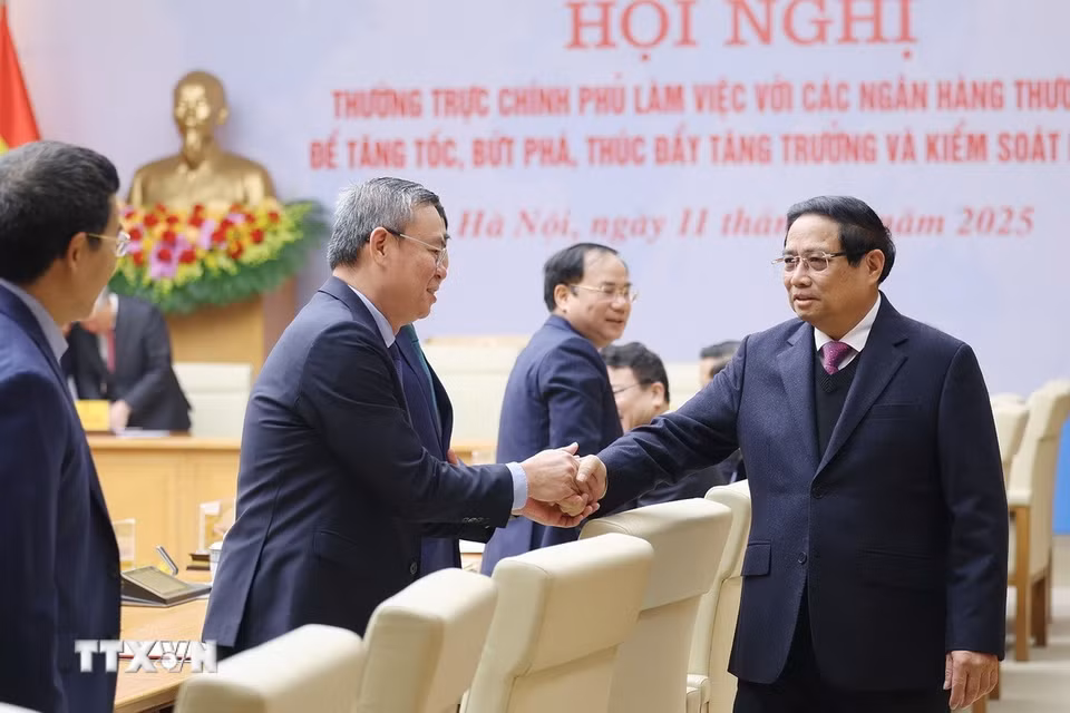 Thủ tướng Phạm Minh Chính với lãnh đạo các ngân hàng thương mại. (Ảnh: Dương Giang/TTXVN)